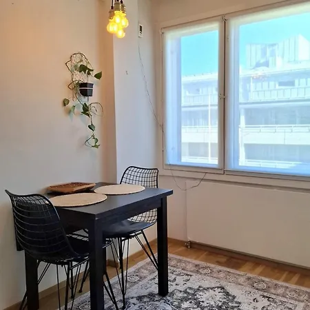 Huoneisto Spacious One-bedroom In The Center, Close To The Train Station