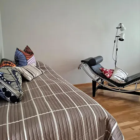 Huoneisto Spacious One-bedroom In The Center, Close To The Train Station *